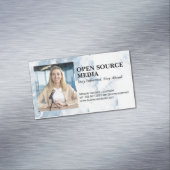 Journalist glimlachend op camera magnetisch visitekaartje (Voorbeeld)