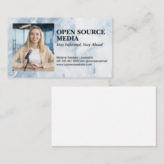 Journalist glimlachend op camera visitekaartje (Voorkant / Achterkant)