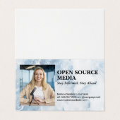 Journalist glimlachend op camera visitekaartje (Buitenkant ongevouwen)