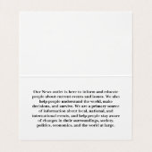 Journalist glimlachend op camera visitekaartje (Binnenkant ongevouwen)