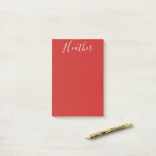 Jouw aangepaste witte script op rood post-it® notes (Op bureau)