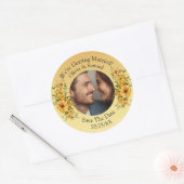 Jouw foto & namen, bewaar de datum, goudgeel ronde sticker (Envelop)