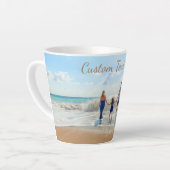 Jouw foto op een aangepaste latte mok met eigen te (Linkerhoek)