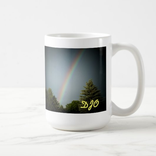 Jouw Initialen op "Rainbow over Evergreen" Koffiemok (Rechts)