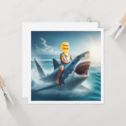 Jouw kind rijdend op een haai, zet mijn gezicht op kaart (Voorkant / Achterkant in situ)