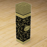 Jouw naam 90th Birthday Black/Gold Number Pattern Wijn Geschenkdoos<br><div class="desc">Dit ontwerp is een zwart en goudwillekeurig aantalpatroon met 90 herhaald in gevarieerde grootte en hoeken in een over de hele linie druk. Bovenaan staan funky golvende strepen. Er is een goudband rond de bovenkant en een ovaalplak in het centrum voor jouw tekst. Gebruik de gemakkelijke sjablonen om uw eigen...</div>