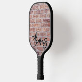 Jouw naam als graffiti op een rode bakstenen muur pickleball paddle (Links)