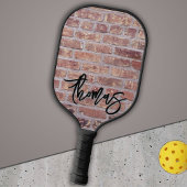Jouw naam als graffiti op een rode bakstenen muur pickleball paddle