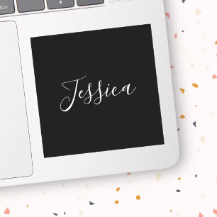 Jouw naam   Elegant wit script op zwart Sticker