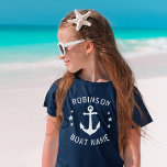 Jouw naam en Boat  Anchor Stars Navy & White T-shirt<br><div class="desc">Meisjes maken T-Shirt stijlvol met uw persoonlijke naam en bootnaam of andere gewenste tekst,  een aangepast  anker en sterren in wit op klassiek blauw van de marine. Maakt een groot geschenk voor elke gelegenheid.</div>