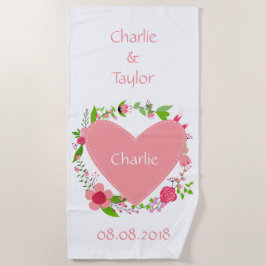 Jouw naam(en) en datum met hart en bloemen strandlaken