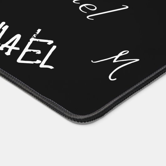 Jouw naam en monogram aangepast patroonzwart bureaumat (Hoek)