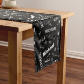 Jouw naam en monogram aangepast patroonzwart korte tafelloper (Voorbeeld)