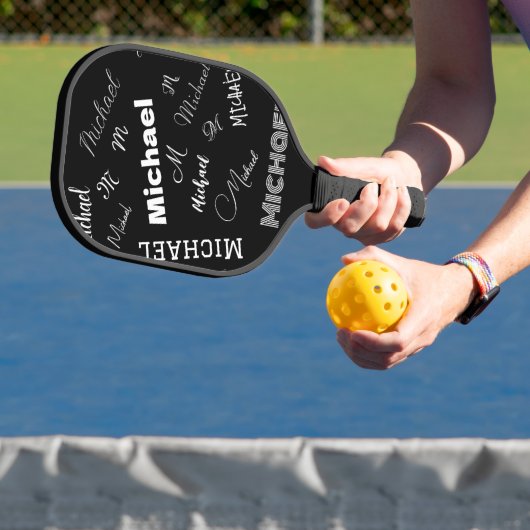 Jouw naam en monogram aangepast patroonzwart pickleball paddle (Insitu)