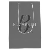 Jouw naam en monogram, grijze tekst op grijs medium cadeauzakje (Achterkant)