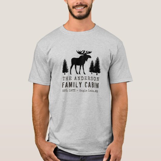 Jouw naam Familiekabin Moose Pine Tree Silhouette T-shirt (Voorkant)