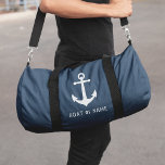 Jouw naam of Boot  Nautisch Anker Plunjezak<br><div class="desc">Een nautische reisplunjezak met uw persoonlijke naam, bootnaam, favoriete zeillocatie of andere gewenste tekst in een moderne, stenciltypografie. Dit prachtig eenvoudige maar stijlvolle ontwerp heeft een aangepast bootanker en tekst in wit gemarkeerd door de zakken stoffige marineblauwe kleur. U kunt het ontwerp eenvoudig bewerken en de taskleuren wijzigen in elke...</div>