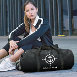 Jouw naam of Boot Stijlvol Nautisch Kompas Anker Plunjezak<br><div class="desc">Een nautisch thema reis plunjezak met uw gepersonaliseerde naam, bootnaam, favoriete zeillocatie of andere gewenste tekst. Dit stijlvolle ontwerp heeft een aangepast bootanker en kompas in wit gemarkeerd door de tassen rijke zwarte kleur. U kunt het ontwerp eenvoudig bewerken en de taskleuren wijzigen in elke gewenste kleur. Met 2 maten...</div>