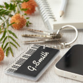 Jouw naam op zwart-wit pianotoetsenbord sleutelhanger (Voorkant Rechts)