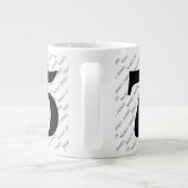 Jouw naam Pattern - Zwart/Wit - Bold Age 75 Grote Koffiekop (Achterkant)