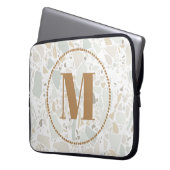 Jouw naam van het moderne Patroonmonogram Terrazzo Laptop Sleeve (Voorkant Links)