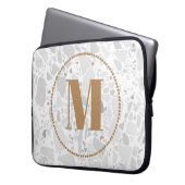 Jouw naam van het moderne Patroonmonogram Terrazzo Laptop Sleeve (Voorkant Links)