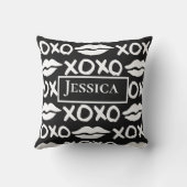 Jouw naam zwart-wit xoxo lippen kussen (Achterkant)
