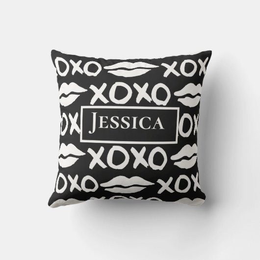 Jouw naam zwart-wit xoxo lippen kussen (Achterkant)