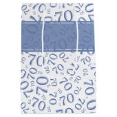 Jouw tekst: 70e verjaardag blauw nummer 70 patroon medium cadeauzakje (Achterkant)