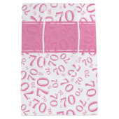 Jouw tekst: 70e verjaardag roze nummer 70 patroon medium cadeauzakje (Achterkant)