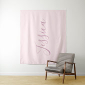 Jouw tekst | Elegant Script & Zacht Blush Roze Wandkleed (In situ)