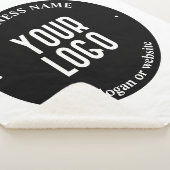 Jouw tekst en geüploade Logo | Bewerkbaar zwart-wi Sherpa Deken (3/4)