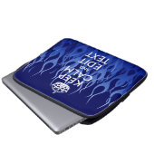 Jouw tekst op "Keep Calm on Blue Racing Flames" Laptop Sleeve (Voorkant onderkant)