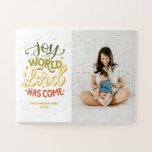 Joy aan de wereld is de Heer gekomen. Kerstmis Legpuzzel<br><div class="desc">Religieuze kerstfoto puzzel "vreugde aan de wereld de Heer is gekomen" in groen gele rode kleuren voor de wintervakantie.</div>