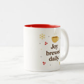 Joy Brewed Daily – Cozy Holiday Coffee Mug Tweekleurige Koffiemok (Voorkant rechts)