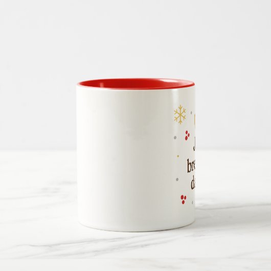 Joy Brewed Daily – Cozy Holiday Coffee Mug Tweekleurige Koffiemok (Center)