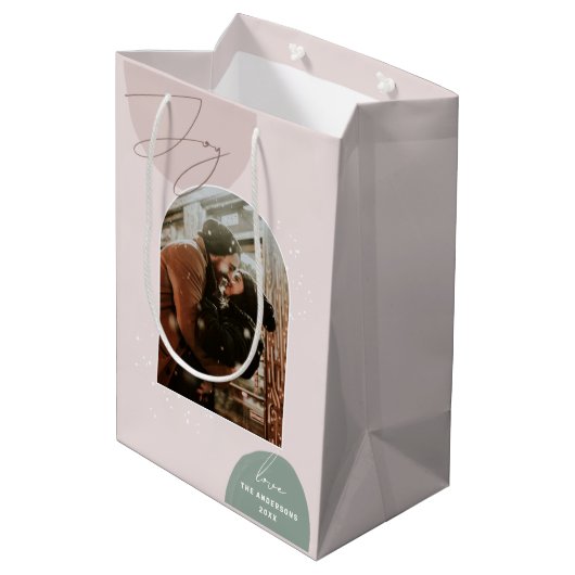 Joy Christmas | Moderne fotovakantieverpakking Medium Cadeauzakje (Achterkant Gekanteld)