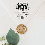 JOY Christmas Return Adres Gepersonaliseerde naam Zelfinktende Stempel<br><div class="desc">JOY Christmas Return Address Gepersonaliseerde naam Holiday Self-inking Stamp bevat de tekst "JOY" in moderne typografie geaccentueerd met sneeuwvlokken met uw persoonlijke naam en retouradres hieronder. Perfect voor kerstkaarten,  kerstkaarten,  kerstfeestuitnodigingen en kerstfeestgeschenken en -gunsten of in de kantoor voor producten of post. Ontworpen door Evco Studio www.zazzle.com/store/evcostudio</div>