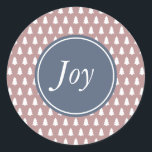 Joy Christmas Tree Pattern Blauw Wit Paarse Roos Ronde Sticker<br><div class="desc">Wit kerstboompatroon op paarse rozen achtergrond met de tekst 'Joy' in de hedendaagse typografie op een blauw label. Als u hulp nodig hebt,  neem dan contact met ons op via onze winkel.</div>