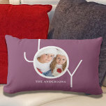 Joy familie Paarse foto Kussen<br><div class="desc">Dit stijlvolle fotokussen is versierd met het woord JOY in witte moderne typografie op een paarse achtergrond. Gemakkelijk aan te passen met uw foto en naam. Maakt een geweldige familie aandenken.</div>