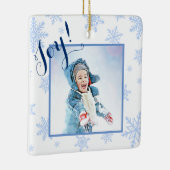 Joy! Festive Baby Blue Snowflakes Kerstfoto Keramisch Ornament (Rechts)