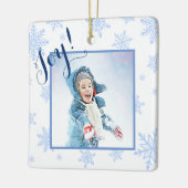 Joy! Festive Baby Blue Snowflakes Kerstfoto Keramisch Ornament (Links)