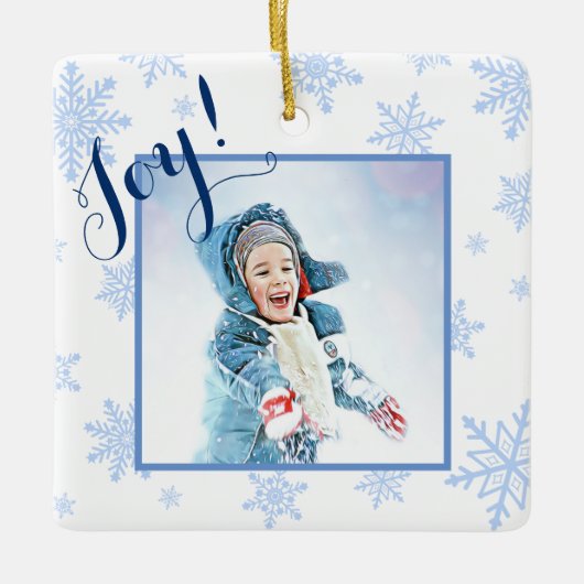 Joy! Festive Baby Blue Snowflakes Kerstfoto Keramisch Ornament (Voorkant)