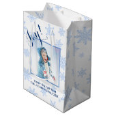 Joy! Festive Blue Snowflakes Foto Prettige feestda Medium Cadeauzakje (Voorkant Gekanteld)