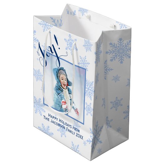 Joy! Festive Blue Snowflakes Foto Prettige feestda Medium Cadeauzakje (Voorkant Gekanteld)