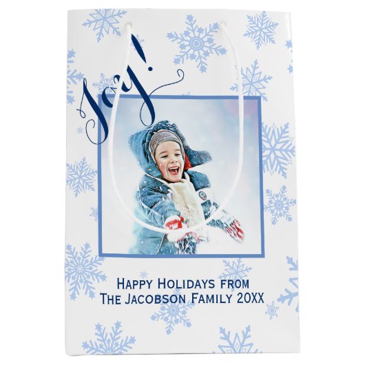 Joy! Festive Blue Snowflakes Foto Prettige feestda Medium Cadeauzakje (Voorkant)