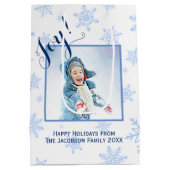 Joy! Festive Blue Snowflakes Foto Prettige feestda Medium Cadeauzakje (Achterkant)