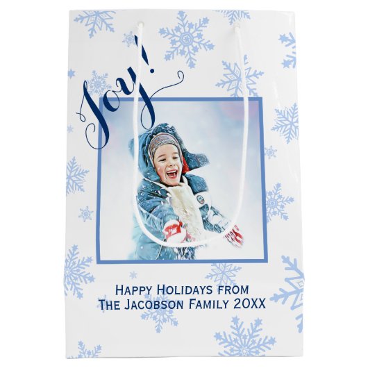 Joy! Festive Blue Snowflakes Foto Prettige feestda Medium Cadeauzakje (Achterkant)