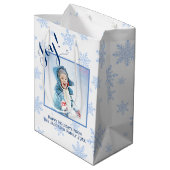 Joy! Festive Blue Snowflakes Foto Prettige feestda Medium Cadeauzakje (Achterkant Gekanteld)