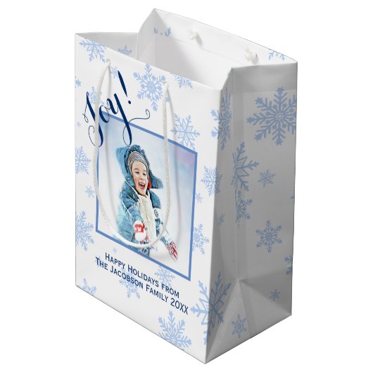 Joy! Festive Blue Snowflakes Foto Prettige feestda Medium Cadeauzakje (Achterkant Gekanteld)